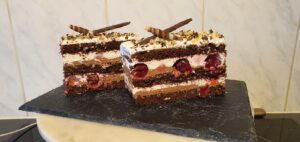 prajitura padurea neagra Contine 2 creme de ciocolata si mult gem de visine 