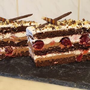 prajitura padurea neagra Contine 2 creme de ciocolata si mult gem de visine